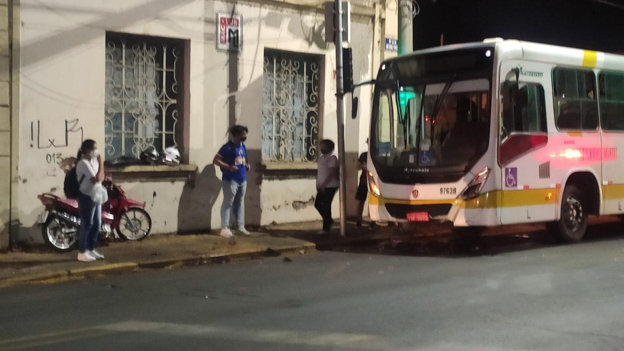 Foto 7 de 8 — Morre jovem em acidente entre ônibus e moto no centro de Araraquara